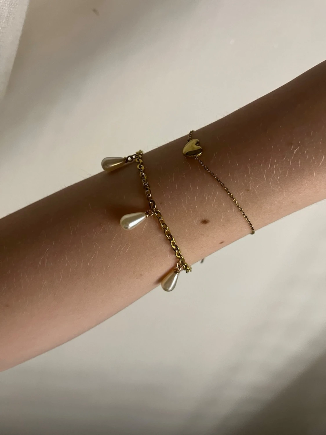 Guldarmband med droppformade pärlor