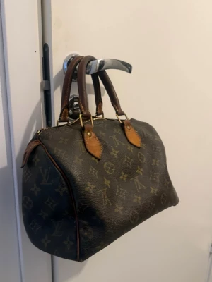 Louis Vuitton Speedy - Klassisk handväska från Louis Vuitton i en av deras speedy modeller. Väskan köpte jag ifrån vestiaire collective. Kvittot finns tyvärr inte men serienummer finns inne i väskan🤎Den är älskad så den har lite skavanker🤎