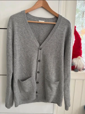 John Henric kofta  - En kofta i super skick inga defekter, väldigt skönt material. Pris kan diskuteras, skriv om ni undra över något!