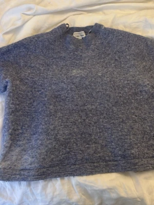 Ljusblå stickad tröja & Other Stories - Mysig ljusblå stickad tröja från & Other Stories Stockholm Atelier. Har inte använt ofta alls💕glömt bort nypris