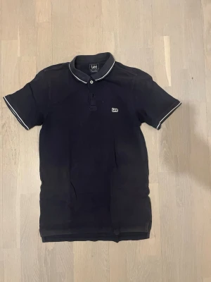 Lee pique  - Säljer en Lee pique i storlek: S