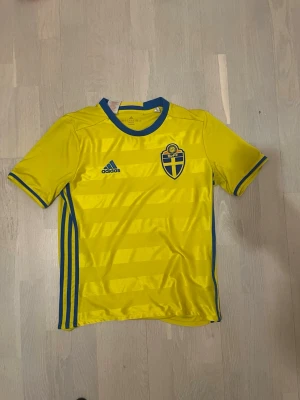 Sverige tröja  - Säljer en Sverige tröja i storlek 165 cm