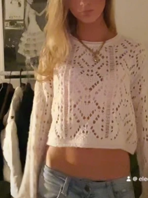 Ljus rosa virkad tröja🩷 - Snygg vit-ljusrosa virkad tröja men hål från amisiu🩷