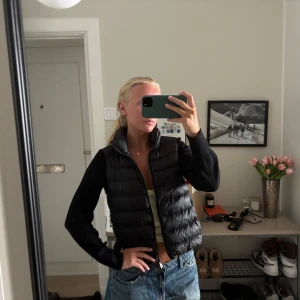 Moncler jacka - Säljer nu min fina jacka/cardigan från Moncler. Den är i jättefint skick och den enda märkbara defekten är att lappen inuti jackan har lossnat på ena sidan (se bild). Jag säljer den enbart eftersom jag inte får så mycket användning för den längre. Den är i storlek XS och är köpt från NK i Göteborg, så den är givetvis äkta och jag har kvar kvittot om man vill se🥰