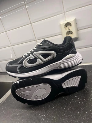 B30 dior skor - Jätte fina och helt nya b30 skor och jätte sköna . Oanvänd som ni ser på bilden 