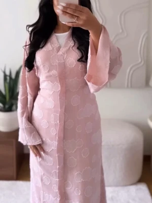 Ljusrosa långklänning med mönster - Elegant ljusrosa långklänning med subtilt blommigt mönster och vida ärmar. Klänningen har en rak passform och är tillverkad i ett lätt tyg som ger ett luftigt intryck. Perfekt för dig som gillar en feminin och stilren look. Passar alla Imed att den knyts i ryggen