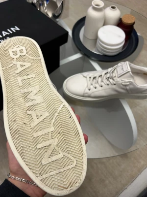 Vita Balmain sneakers  - Hej! Säljer ett par fräscha vita Balmain sneakers i läder. Köpte dom på abc i östra Hamngatan.| Nypris:-5260| Mitt pris-: 2699| Storlek 43. Inga defekter osv, endast lite smuts som går att få bort enkelt. Kvitto och box tillkommer. DMa
