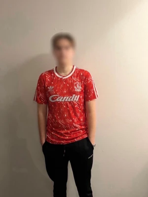 Liverpool retro Glen Hysén 89/91 - Säljer en röd retro Liverpool tröja med vitt mönster. Säsongen 89/91 så bar Glen hysén denna unika samt snygga tröja. Perfekt för dig som älskar Liverpool och vill bära en av deras äldre tröjor. 
