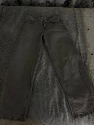 Lågmidjade baggy jeans  - Är i jättebra skick, dom satt lågmidjat på mig och är jätte snygga men tyvärr har dom blivit korta också behöver sälja dom
