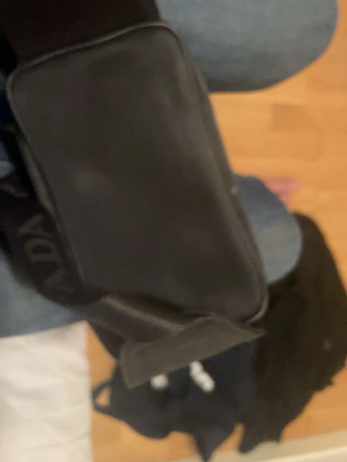 Svart axelväska från Prada - 3