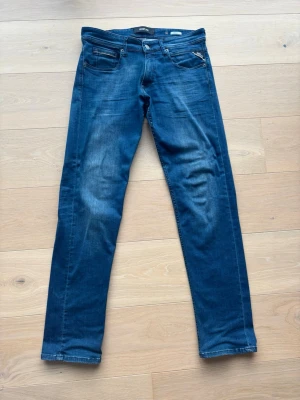 Mörkblå jeans från Replay - Snygga blå jeans från Replay med klassisk femficksdesign och raka ben. 