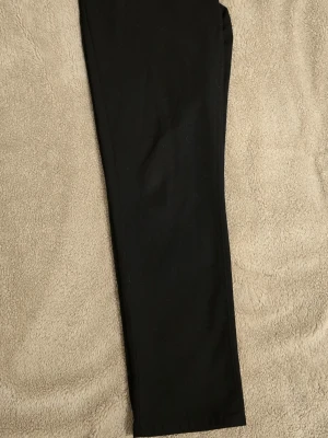 Svarta jeans från Zara - Svarta jeans från Zara i klassisk rak modell. Jeansen har en stilren look och är tillverkade i ett mjukt material som sitter skönt. Perfekta för dig som gillar en enkel och clean stil.