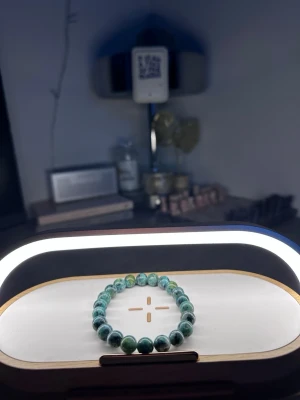 Grönt armband - Tja säljer helt nya armband från Bältgallerian. Dem alla är i strechigt material men kan inte streckas ut för långt. Dem passar från 10 år plus. Vid köp av flera blir priset billigare och om du gillar så finns det flera att välja mellan. Säljer både knäcki och vanlig pärlarmband Samt bälten.