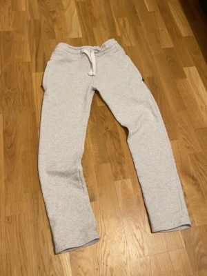 Russemerch byxor  - Säljer ett par russemerch byxor i storlek XXS, dem passar från 150-160 ungefär! Hör av dig funderingar!