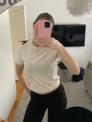 Finstickad T-shirt - Beige finstickad tunn T-shirt från H&M i strl S. Använd fåtalet gånger