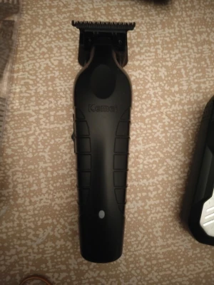 Hår klippar set barberare - Perfekt för nybörjare. En svart elektrisk trimmer från Kemei med ergonomiskt grepp och stilren design. Perfekt för att trimma skägg, hår eller detaljer. Tillverkad i plast och metall, smidig att använda för styling och grooming.