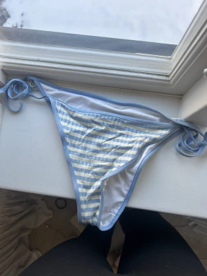 Blåvit randig bikiniunderdel med knyt - Söt bikiniunderdel med ljusblå och vita ränder💕