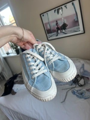 Ljusblå sneakers från Zara - Så snygga ljusblå denim skor från Zara!