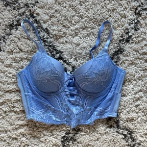 Ljusblå spets bralette/topp - Så himla snygg ljusblå bralette med spets men som kan användas som topp!!