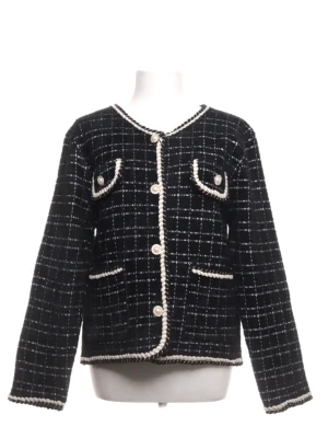 Kavaj  - Rutig kavaj i stickat päls material, den är väldigt varm och bekväm. Sticks inte alls. Den är i storlek L/XL och är väldigt fin! Stil ren och lyxig känsla 