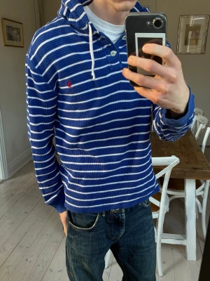 Randig Ralph Lauren hoodie - Sjukt fräsch randig hoodie från Ralph Lauren i prefekt skick 🙌 Storlek M men passar mer som S, skriv vid minsta lilla fråga! ✌️ 