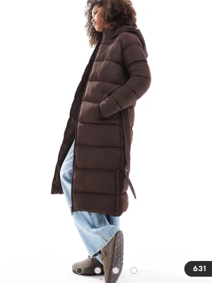 Lång brun dunjacka med huva - En helt ny jacka ifrån Threadbare med prislapp på, storlek XS!