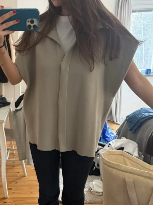 Stickad väst/kofta  - Stickad väst/kofta. Har klippt lite kortare!