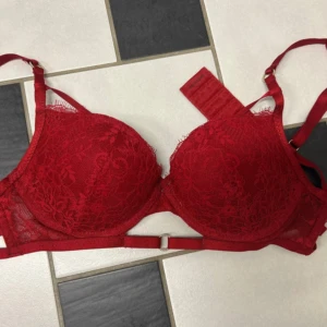 Röd spets bh från Intimissimi - Snygg röd push up bh från Intimissimi med spetsdetaljer och justerbara axelband. ALDRIG ANVÄND och finns ej att köpa längre