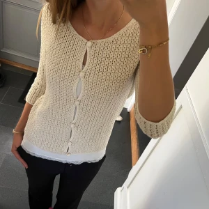 Beige stickad kofta  - Beige trekvartsärmad stickad kofta i fint skick från Mango. Passar S och M. Använd gärna köp nu!