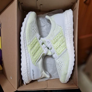 Adidas (Glow in the dark) UltraBoost EU44 - Oanvända i original låda. Storlek 44. Sällsynta och är svåra att få tag på. Lyser i mörkret när den absorberar solljus under dagen. Ej intresserad av byten eller skambud. Skickas spårbart och försäkrat