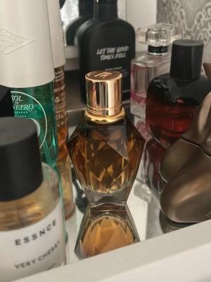 Rabanne Million Gold Parfum 30ml - Flaskan innehåller 30 ml och passar dig som vill sticka ut med en lyxig känsla. Mkt kraftig doft. Perfekt i julklapp! Tyvärr var den för stark för min smak men jag vet att det finns någon som kommer älska den! Har endast bärt den en gång. Inköpt på lyko 799kr säljer för 600kr