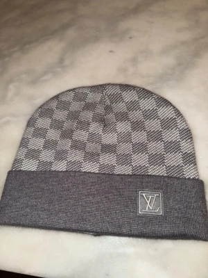 grå mössa  - bra skick har bara legat hemma nån vecka 