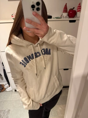 Abercrombie & fitch hoodie huvtröja  - Vit abercrombie & fitch huvtröja med blåa detaljer.     Storlek L men passar S skulle jag säga (jag brukar ha xs-s)❤️                                                                          Bra skick förutom en defekt (sista bild) inget som man tänker på när man använder den!