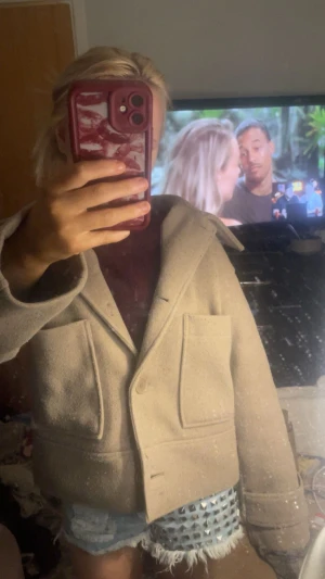 Kappa - Super fin kappa från Kappahl, köpte den för två år sen så vet ej om den finns kvar. Nypris 699kr tror jag 