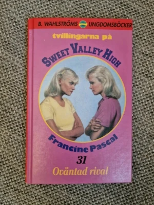 Tvillingarna på Sweet Valley High: Oväntad rival - Följ tvillingarna i Sweet Valley High när oväntad rivalitet och vänskap sätts på prov. Perfekt för dig som gillar drama, vänskap och kärlek i high school-miljö. En klassisk ungdomsbok från B. Wahlströms som passar unga läsare. Den har några skavanker på omslaget.