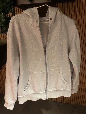 Ralph lauren zip hoodie - Ralph Lauren zip hoodie i mycket bra skick. Allt perfekt!