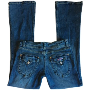 Vintage blåa lowwaist flare jeans, 2000tal - Blåa lågmidjade utsvängda jeans med coola fickor i bak! Midjemått 81,5cm, Grenhöjd 23cm, Innerbenslängd 85cm, Benöppning rakt över 26,5cm