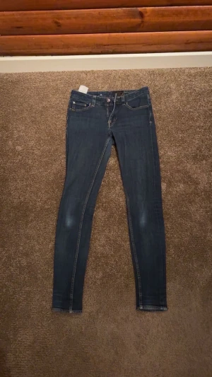 Mörkblå jeans från Tiger Of Sweden - Säljer ett par mörkblå Tiger Of Sweden jeans med passformen slim fit. Vid frågor och funderingar är det bara att höra av sig! 