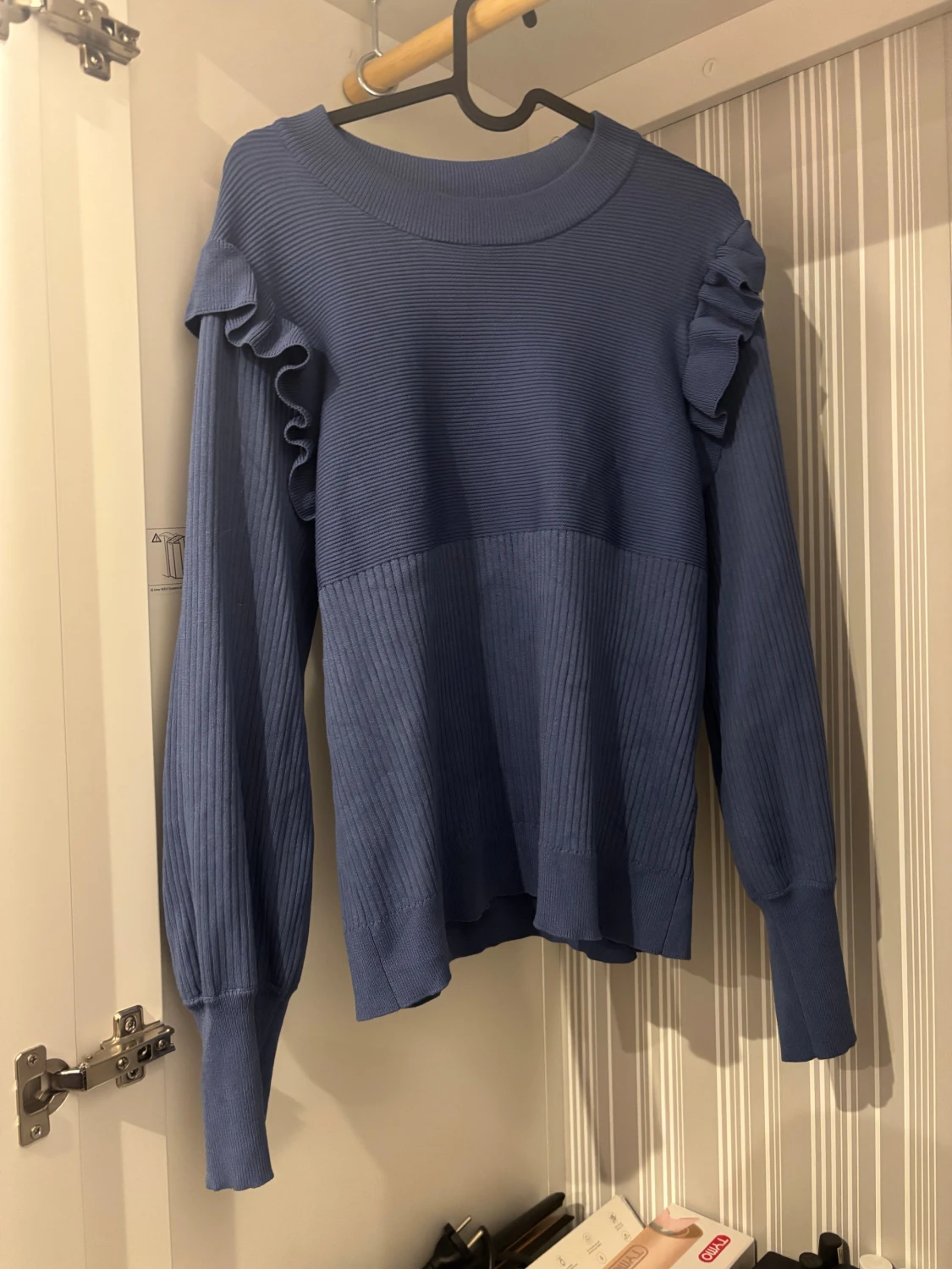 Blå stickad tröja med volang från Vila