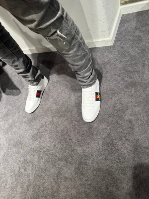 Gucci Ace Bee vita helt 10/10 skick - Gucci Ace Bee skor vita 10/10 