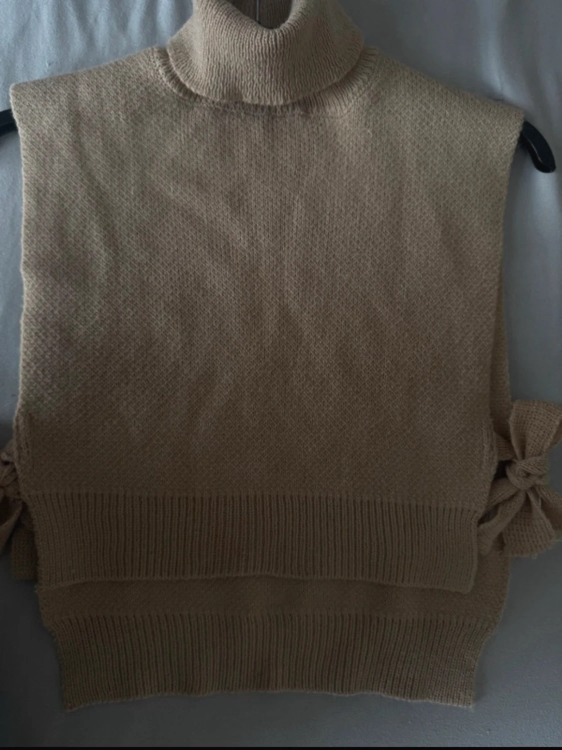 Beige stickad polotröja med knyt - 2