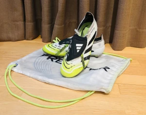 Adidas Predator fotbollsskor vit/svart/gul - Adidas Predator fotbollsskor – nyskick  Säljer ett par Adidas Predator fotbollsskor i mycket fint skick. Inköpta i augusti 2025 och endast använda under cirka en månad. Säljes på grund av att de tyvärr är för små.  Skorna är köpta på Unisport och är i storlek 42/8,5, kvitto finns. Originalskopåse medföljer.  Hör av dig vid intresse eller om du vill ha fler bilder/information.