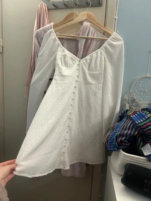 klänning - klänning i storlek xs ifrån ginatricot . Perfekt som student klänning 