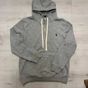 Ralph lauren hoodie  - Hej! Säljer en Ralph lauren hoodie i strl L//tröjan är i mycket fint sick och har inga defekter//personen på bilden ät 180 och väger 65kg//hör av er vid minsta fundering! 🤩