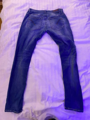 Dondup jeans - Säljer dessa riktigt feta jeans, de är i relativt bra skick(syftar på slitningarna). 