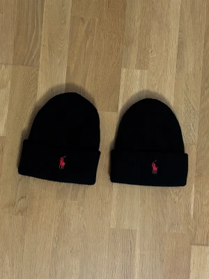 Polo Ralph Lauren mössa - Två snygga och stiliga mössor från märket Polo Ralph Lauren, passar perfekt till hösten/vintern Säljer då jag köpt en ny mössa Köpt på plick för cirka 3 månader sedan, då var dem helt nya Endast använda ett fåtal gånger Skriv vid eventuell frågor, funderingar mm mvh 🙌