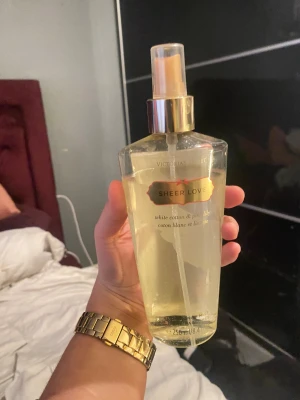 Victoria's Secret Sheer Love mist - Fragrance mist med en fräsch känsla av white cotton och pink lily. Volym: 250 ml. Perfekt för dig som vill ha en lätt och uppfriskande doft att spraya på när som helst. 