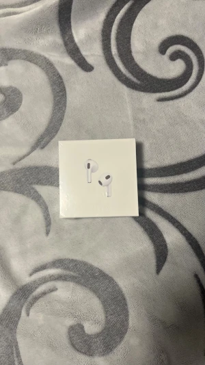 AirPods 3rd Generation med MagSafe-laddningsetui - Säljer ett par Apple AirPods 3rd Generation med MagSafe-laddningsetui. Komplett med originalförpackning, laddkabel och dokumentation. Allt ser ut att vara i nyskick utan synligt slitage. Perfekt för trådlös musik och samtal med hög ljudkvalitet.