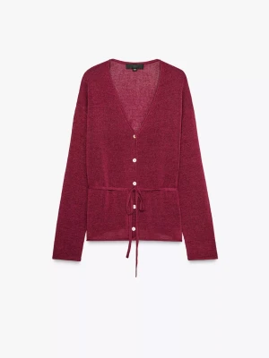 Vinröd kofta med knyt från Zara - Snygg vinröd kofta från Zara med v-ringning, knappar framtill och långa ärmar. Koftan har ett knytband i midjan som ger en cool och figurnära passform. Stickad i mjukt material, perfekt för lager-på-lager under höst och vinter.