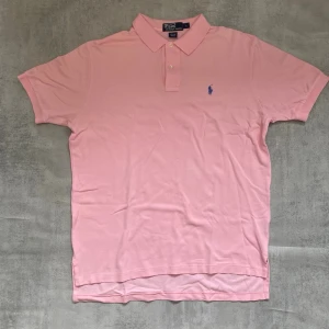 Rosa Polo Ralph Lauren pike  - Jag Säljer en fet pike från Polo Ralph Lauren| skicket på tröjan är bra 8/10 | storlek L | ny pris 2000: mitt pris är 399 | skriv vid frågor och funderingar       